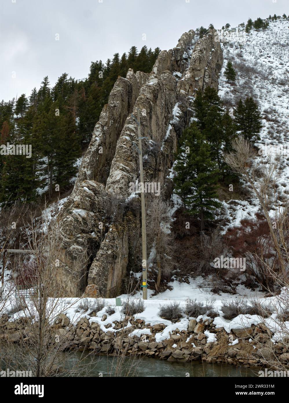 The Devil's Slide ist eine Felsformation in der Nähe der I-84 im Morgan County, Utah. Die Seiten der Rutsche sind wetterbeständige Kalksteinschichten von etwa 40 Fuß hoch, Stockfoto