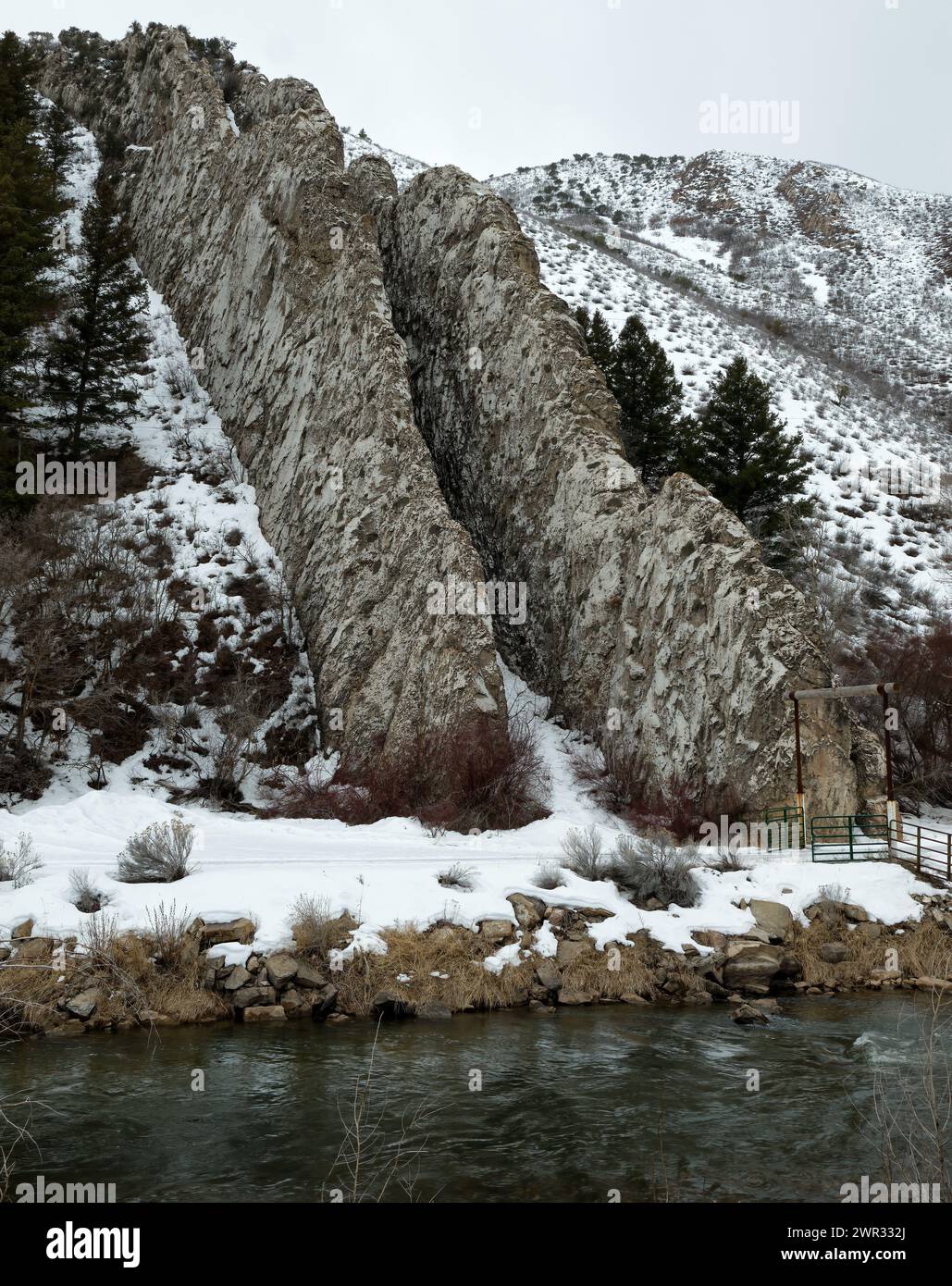 The Devil's Slide ist eine Felsformation in der Nähe der I-84 im Morgan County, Utah. Die Seiten der Rutsche sind wetterbeständige Kalksteinschichten von etwa 40 Fuß hoch, Stockfoto