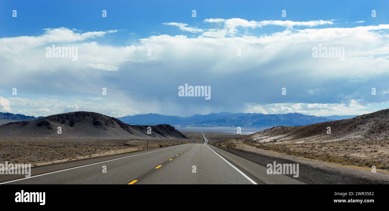 Nie endende Straße im Südwesten der Wüste Stockfoto