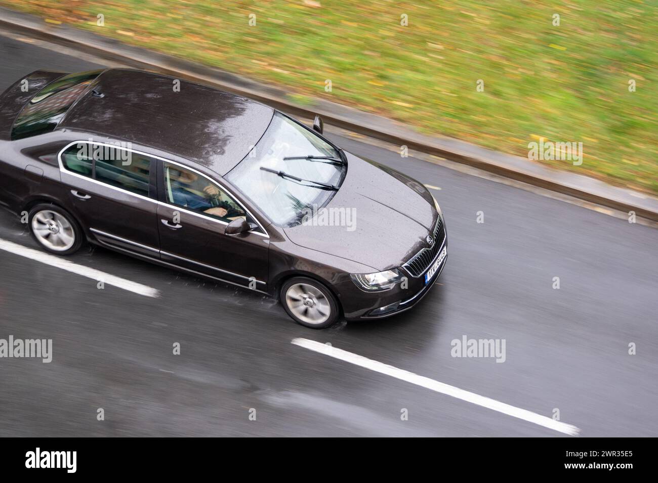 OSTRAVA, TSCHECHISCHE REPUBLIK - 23. SEPTEMBER 2023: Skoda Superlative Liftback Car mit Bewegungsunschärfe bei Regen Stockfoto