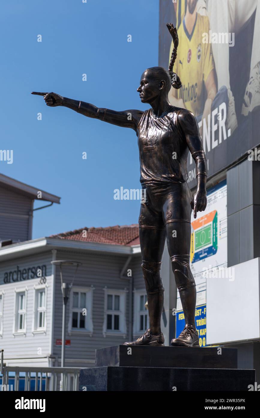 ISTANBUL, TÜRKEI - 10. MÄRZ 2023: Eintritt der Legende Fenerbahce Volleyballspieler EDA erdem Dundar im Fenerbahce Sukru Saracoglu Stadium. Stockfoto