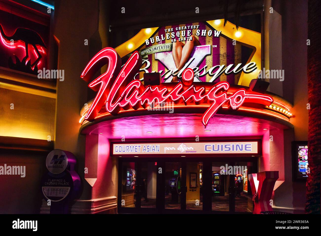 Das Flamingo Las Vegas auf dem Strip, das die größte Burlesque-Show der Welt auf dem Festzelt am Seiteneingang fördert Stockfoto