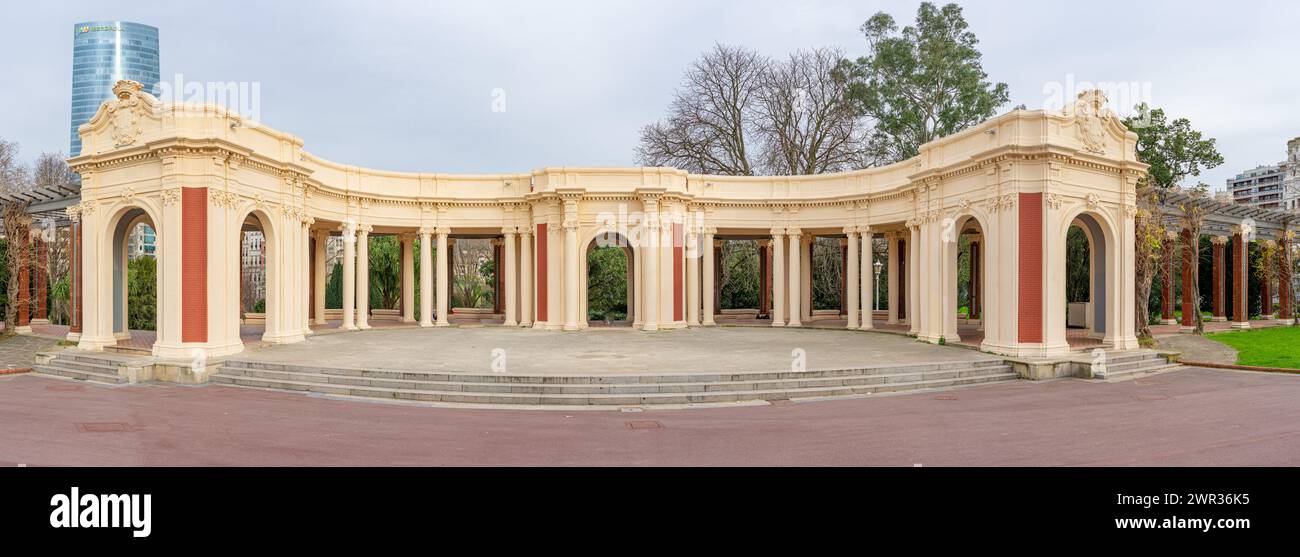 Zentraler Platz mit Betonstruktur aus Säulen und Bögen im Stadtpark von Doña Casilda Bilbao-Baskenland-Spanien.13-3-2024 Stockfoto