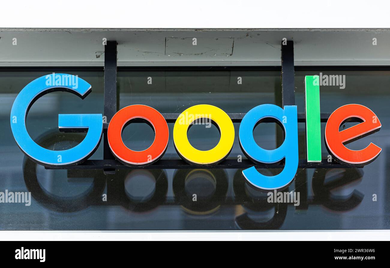 Logo von des US-amerikanischen Technologieunternehmens Google in Zürich. Google gehört zur Dachgesellschaft Alphabet. (Zürich, Schweiz, 01.05.2023) Stockfoto