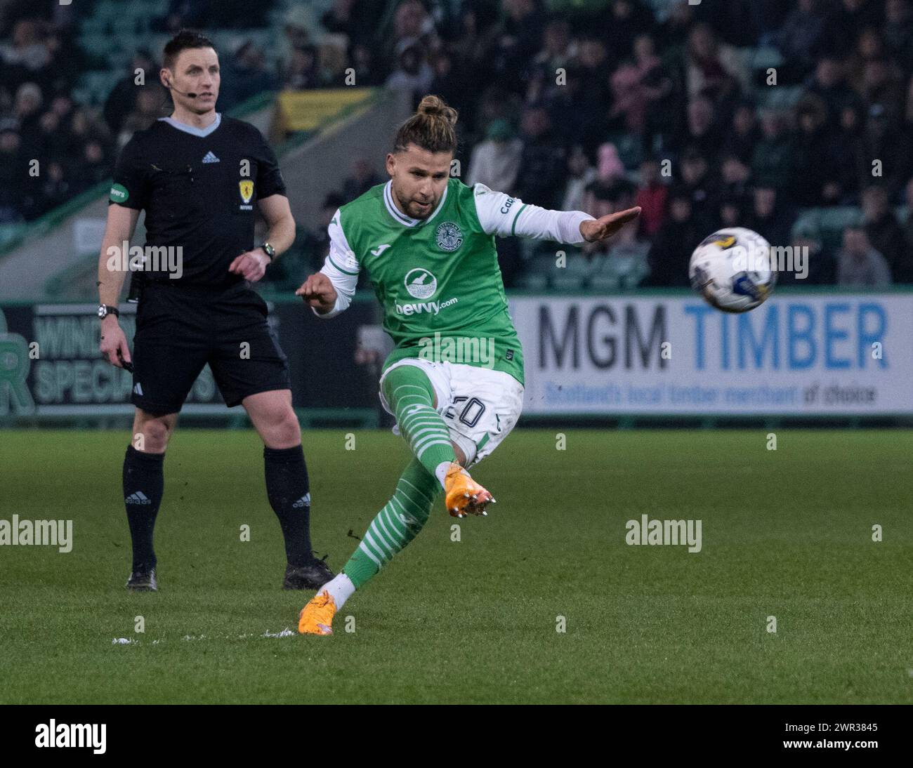 Edinburgh, Großbritannien. März 2024. Scottish Cup Viertelfinale - Hibernian gegen Rangers 10/03/2024 Hibs' Mittelfeldspieler Emiliano Marcondes schießt als Hibernian gegen die Rangers im Viertelfinale des Scottish Cup im Easter Road Stadium, Edinburgh, UK Credit: Ian Jacobs/Alamy Live News Stockfoto