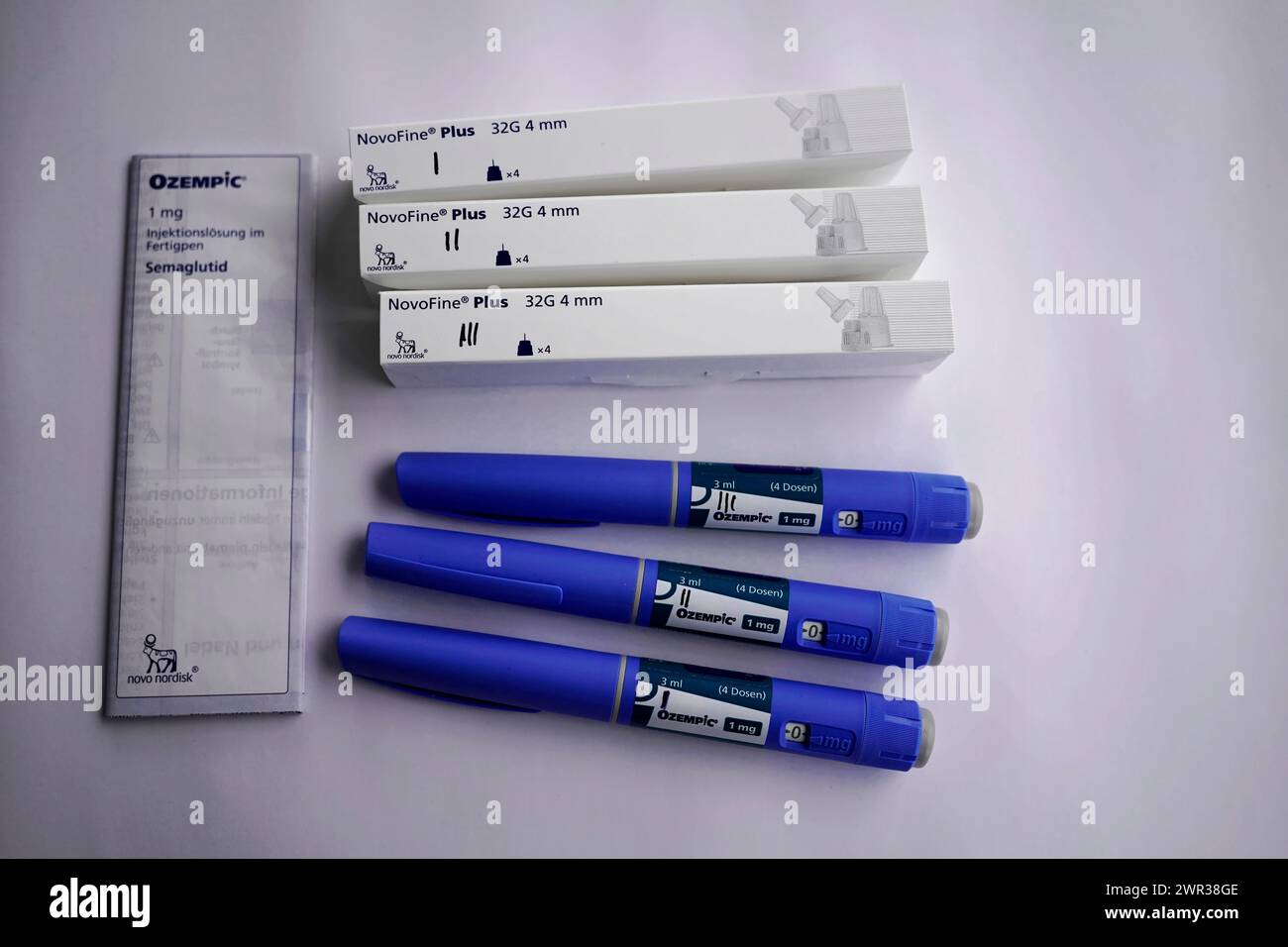 Mehrere Ozempic Injektionsstifte und Nadeln auf weißem Hintergrund, für Diabetes-2-Patienten, Stuttgart, Baden-Württemberg, Deutschland Stockfoto