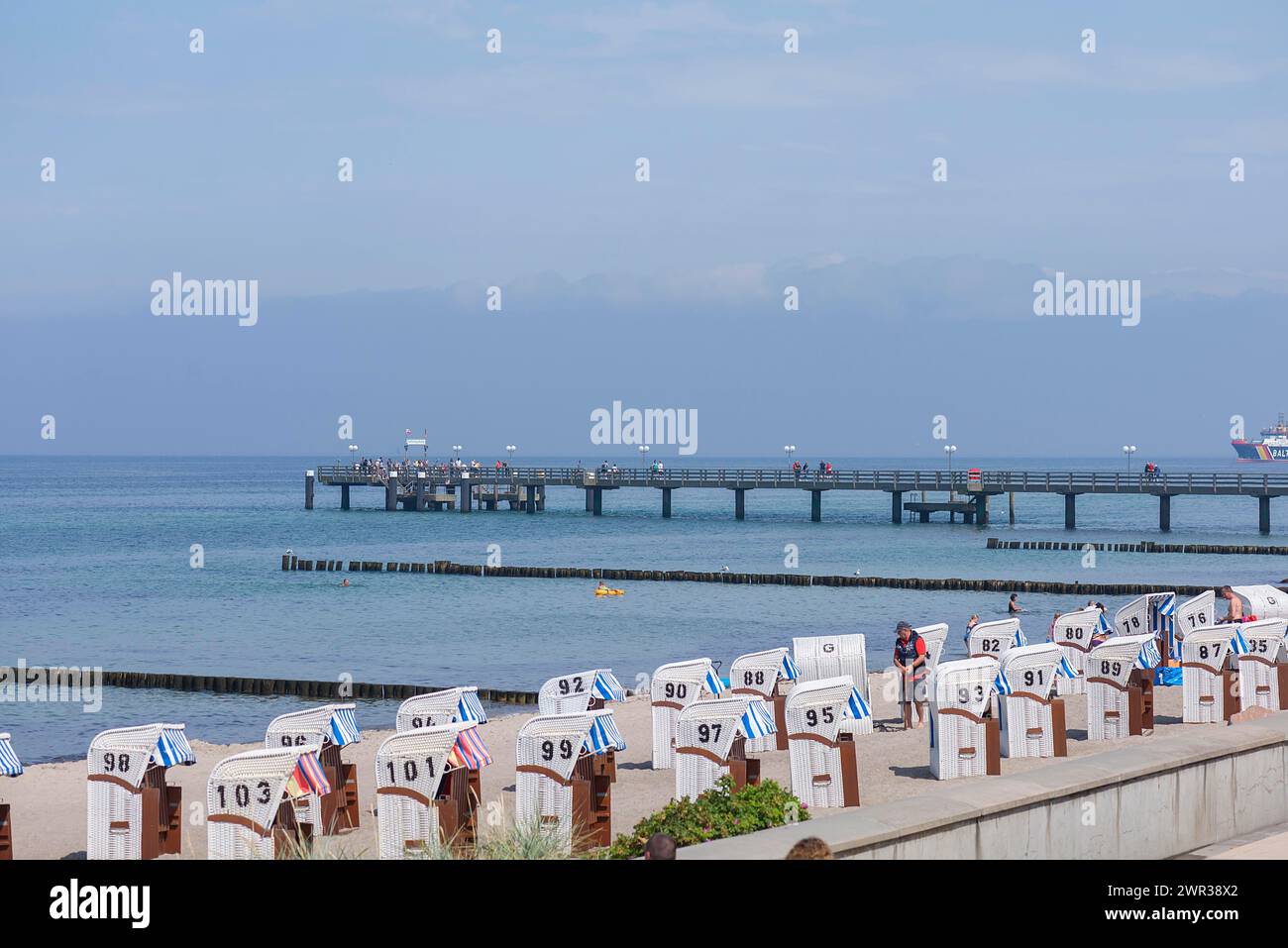 Liegestühle und Pier in Kühlungsborn, Mecklenburg-Vorpommern, Deutschland Stockfoto