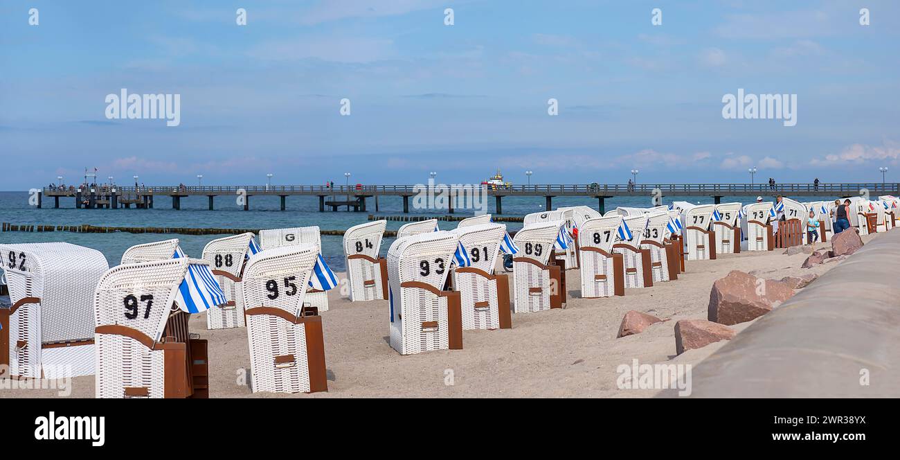 Weiße Liegestühle am Strand, hinter dem Pier in Kühlungsborn, Mecklenburg-Vorpommern, Deutschland Stockfoto