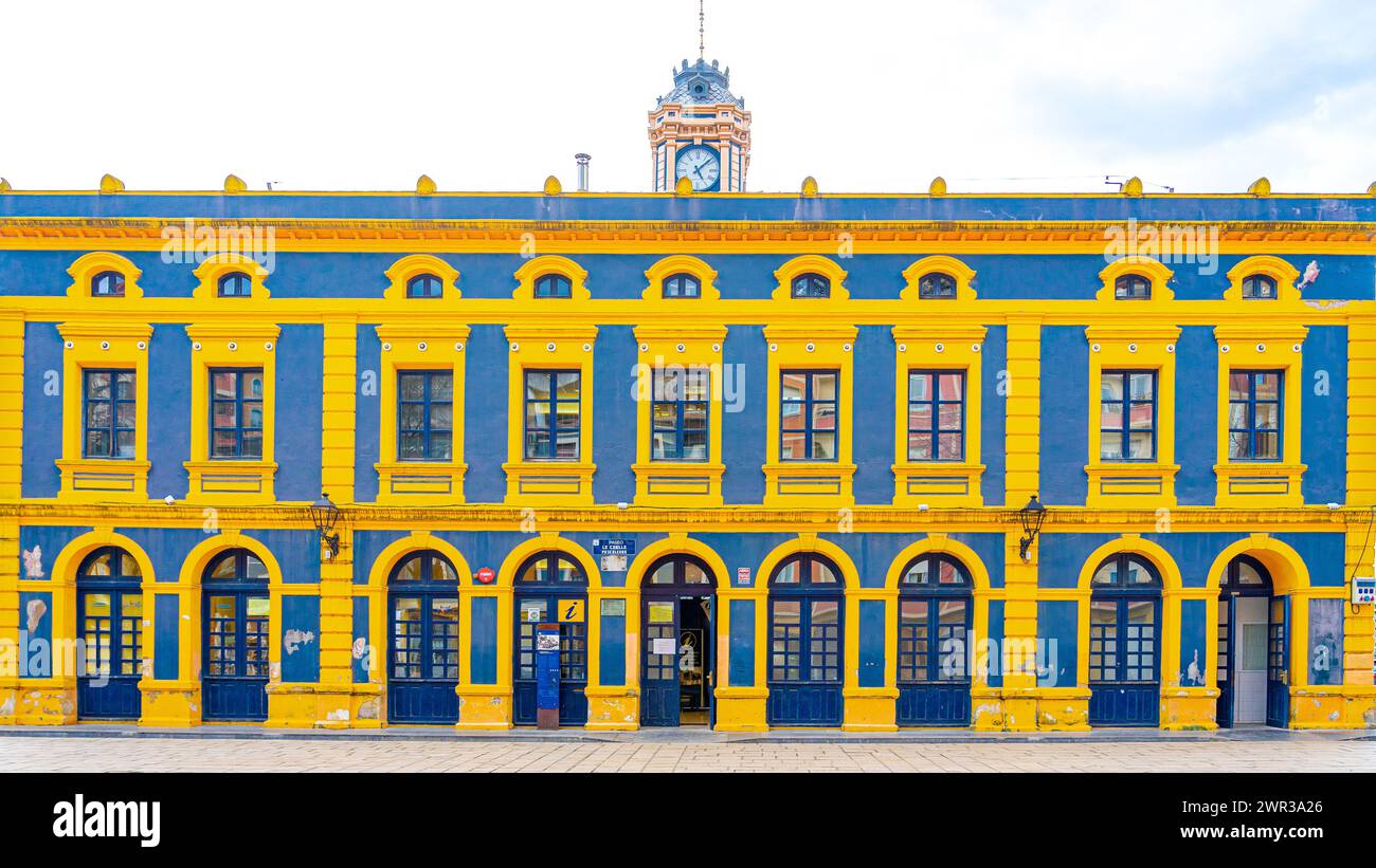 Fassade des alten Personenbahnhofs, derzeit in ein Tourismusbüro umgebaut. Portugalete.13-3-2024 Stockfoto