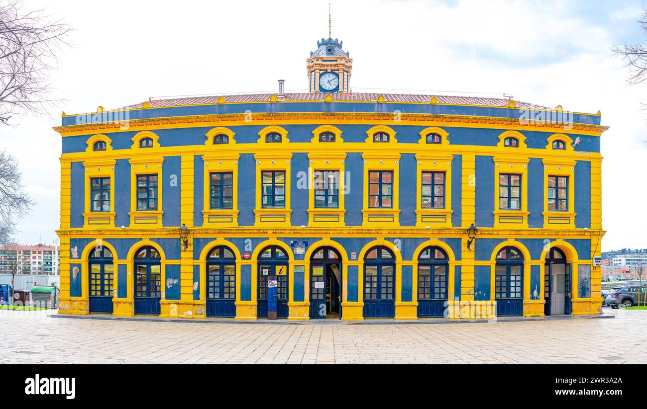 Fassade des alten Personenbahnhofs, derzeit in ein Tourismusbüro umgebaut. Portugalete.13-3-2024 Stockfoto