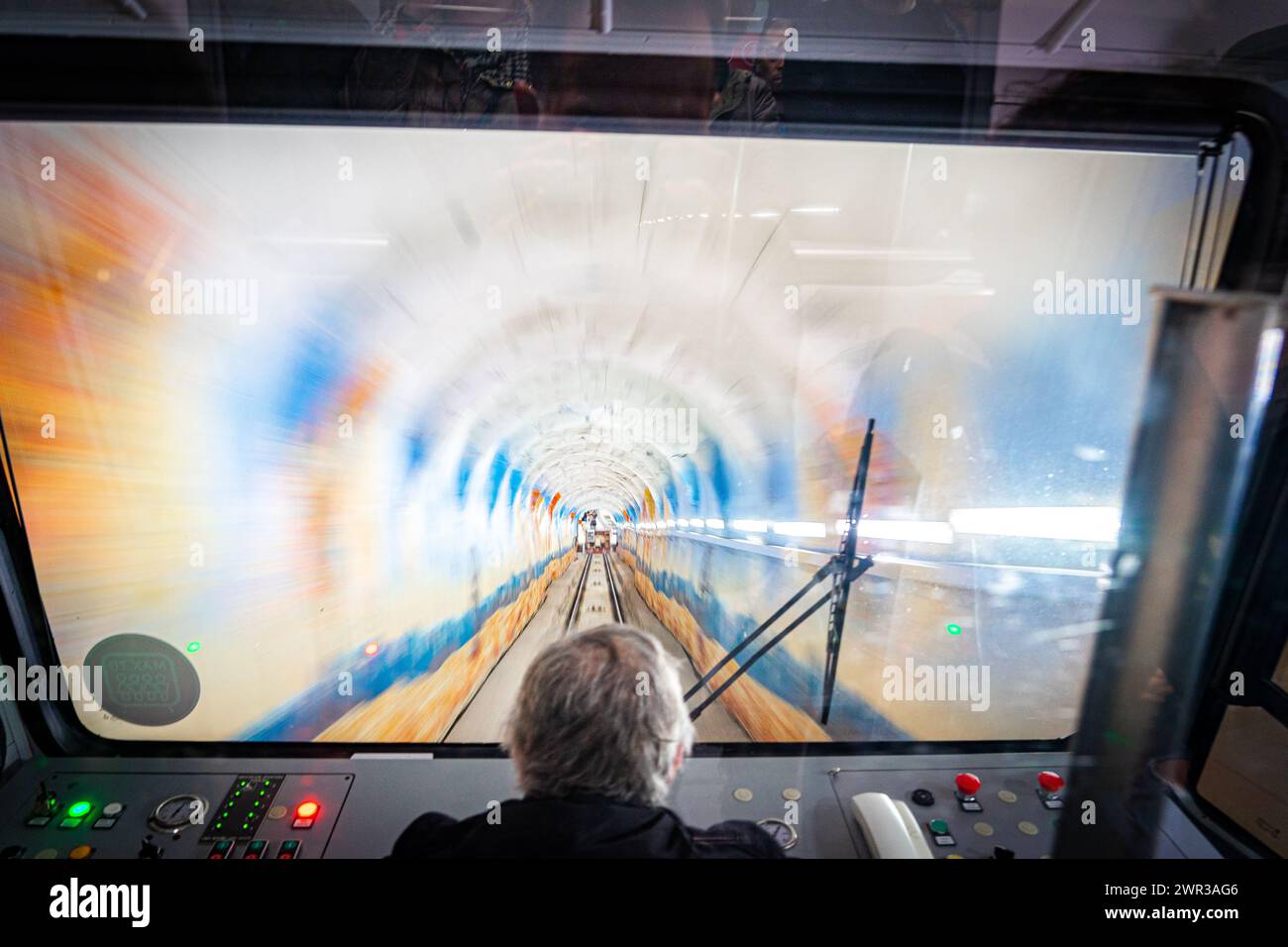 Das Innere der Kabine der Artxanda Standseilbahn, Artxanda Ko, macht die Abfahrt mit dem Fahrer von hinten gesehen, der den Tunnel mit einem Gefühl betritt Stockfoto