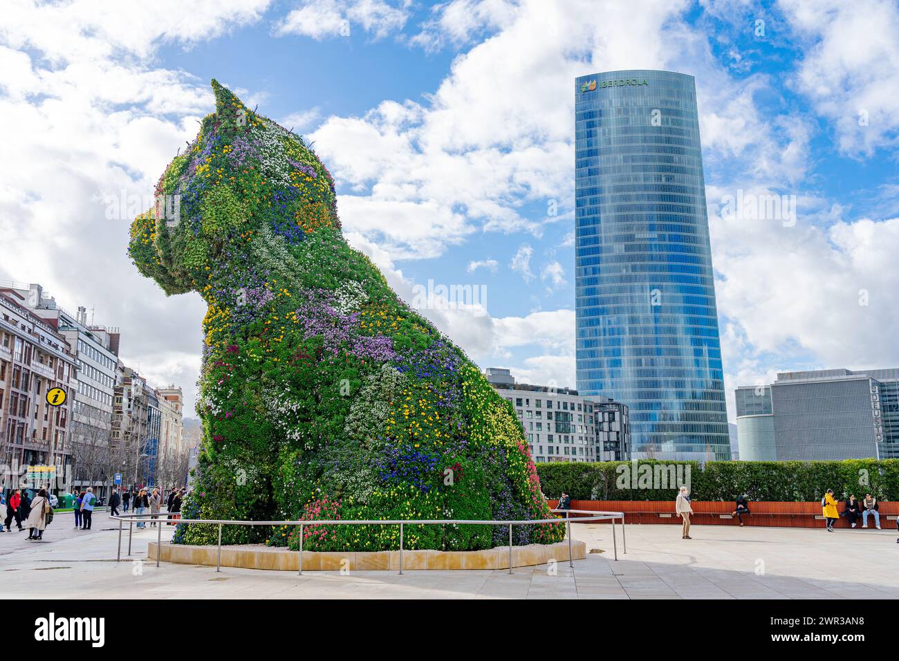Große Skulptur in Form eines Hundes aus lebenden Blumen. Name: Welpe, von Künstler Jeff Koons.Bilbau-spain.11-3-2024 Stockfoto