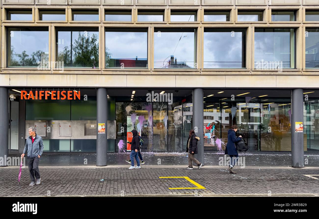 Die Raiffeisenbank war, anlässlich der bewilligten 1. Mai Kundgebung, von linksextremen Gewalttätern zerstört. Der Schaden ist noch nicht bezifferba Stockfoto