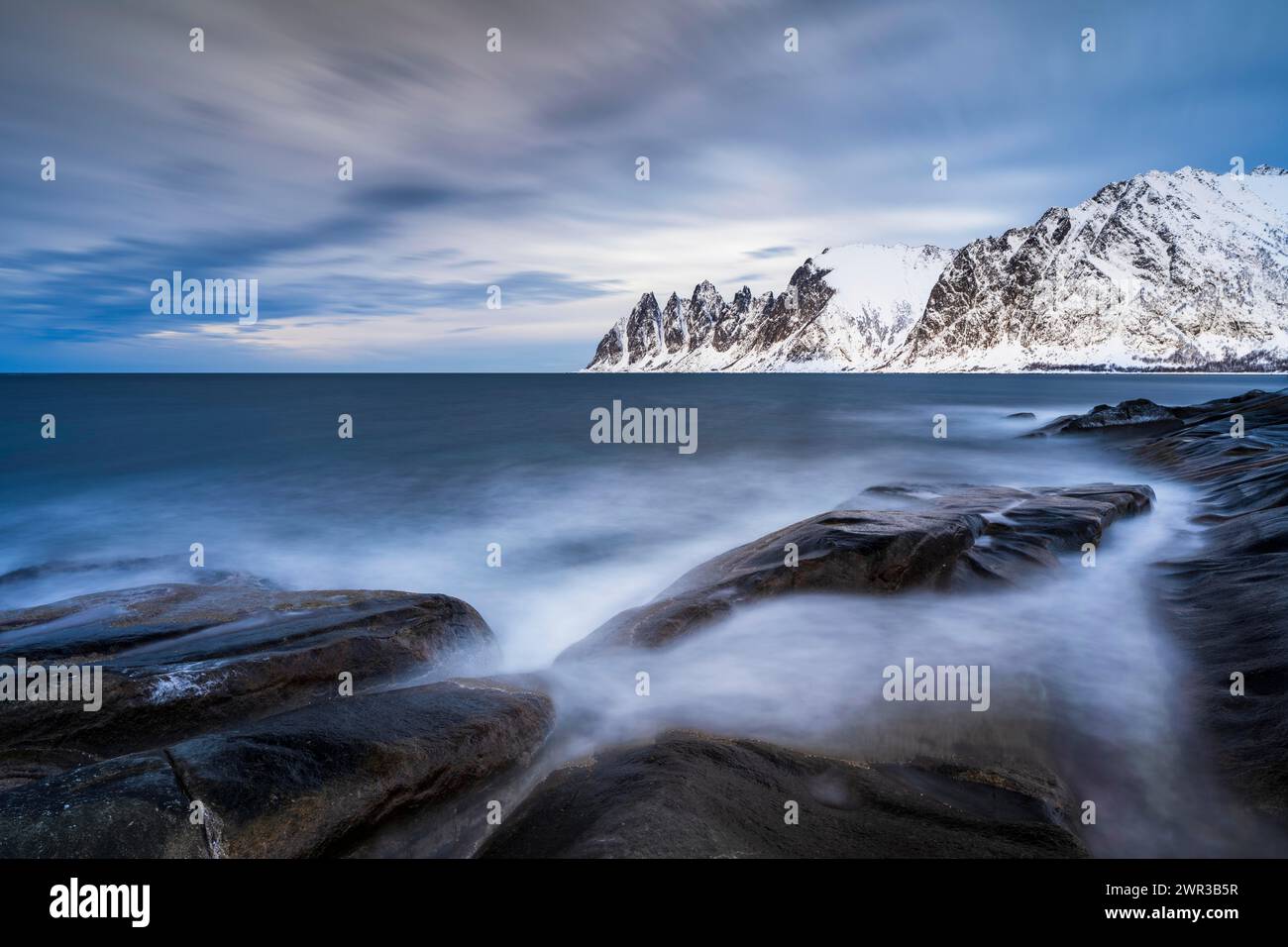 Felsküste von Tungeneset, Teufelszähne, Teufelszähne, Okshornan, Steinfjorden, Senja Island, Norwegen Stockfoto