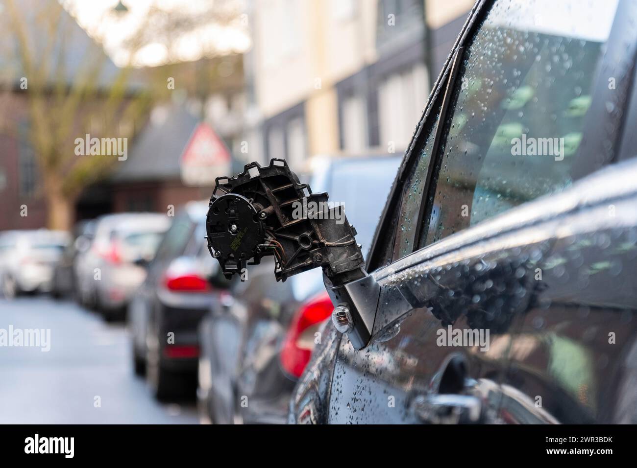 Abgerissener Spiegel nach einem Unfall mit einem Auto, das am Straßenrand geparkt war, Düsseldorf, Deutschland Stockfoto