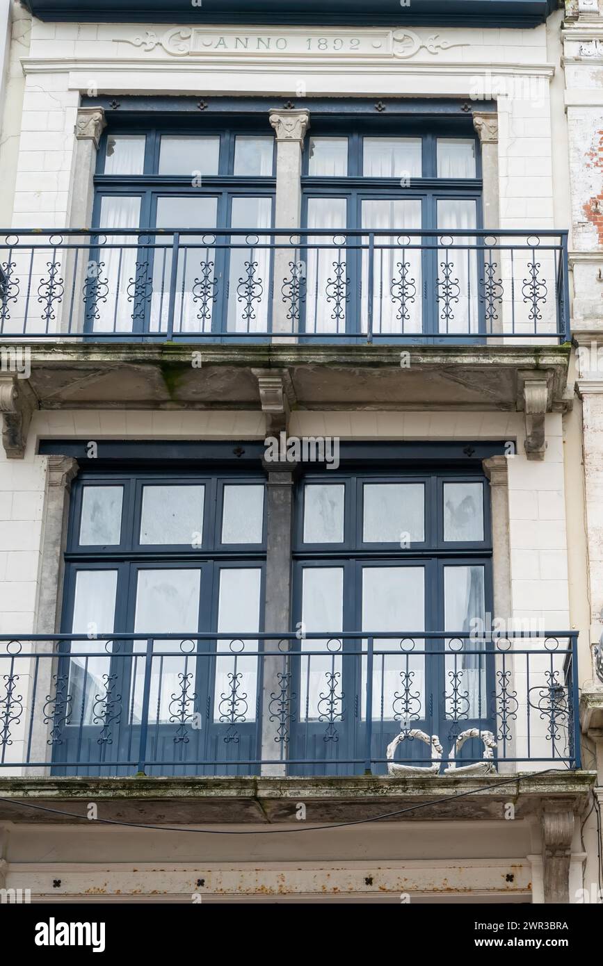 Historische Fassade mit blauen Balkonen und weißen Fensterrahmen, erbaut 1898, Blankenberge, Flandern, Belgien Stockfoto