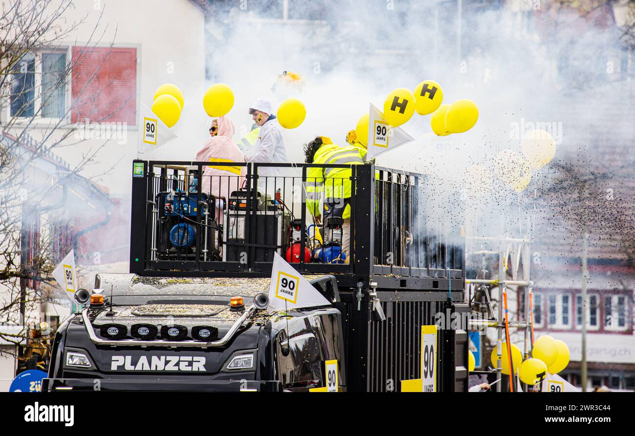 Das lokale Huber Baugeschäft läuft beim Bassersdorfer Fasnachtsumzug dabei. Dafür wurde extra ein Truck gestaltet, darauf spielt eine Band. (Basse Stockfoto