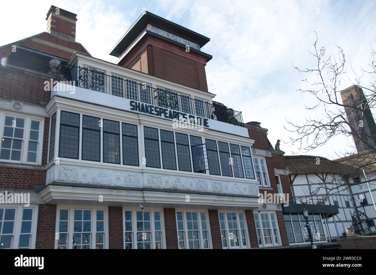 Shakespeare's Globe, South Bank, Southwark, London, Großbritannien. Im Hintergrund die runde Form des Globe Theatre Stockfoto