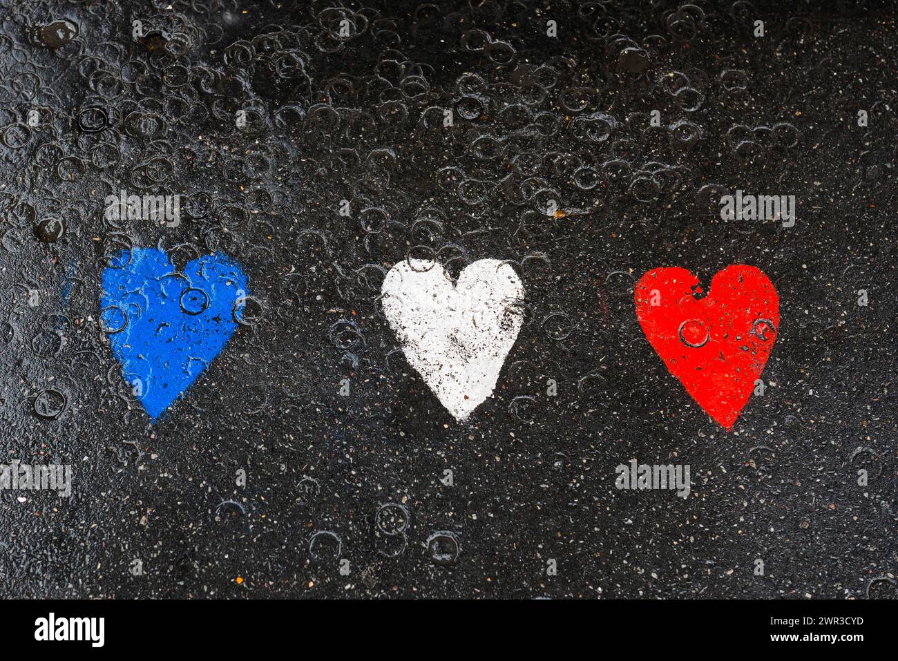 Herzen auf Pflaster in den französischen Nationalfarben, Paris, Ile de France, Frankreich Stockfoto