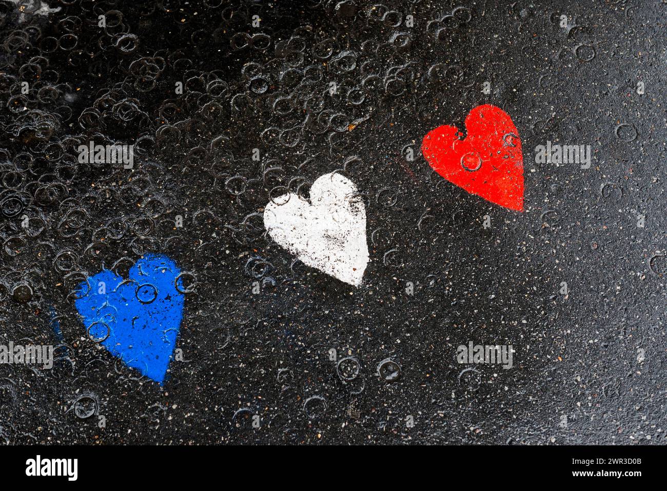 Herzen auf Pflaster in den französischen Nationalfarben, Paris, Ile de France, Frankreich Stockfoto