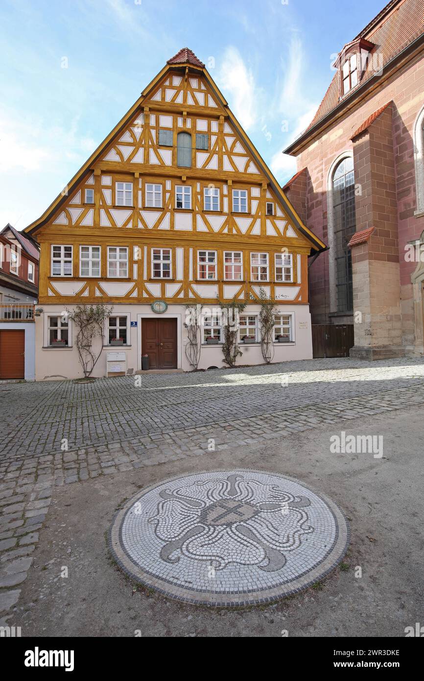 Das im 16. Jahrhundert erbaute Rektorenhaus und die Lutherrose als Symbol der evangelisch-lutherischen Kirche Doktor-Martin-Luther-Platz Stockfoto