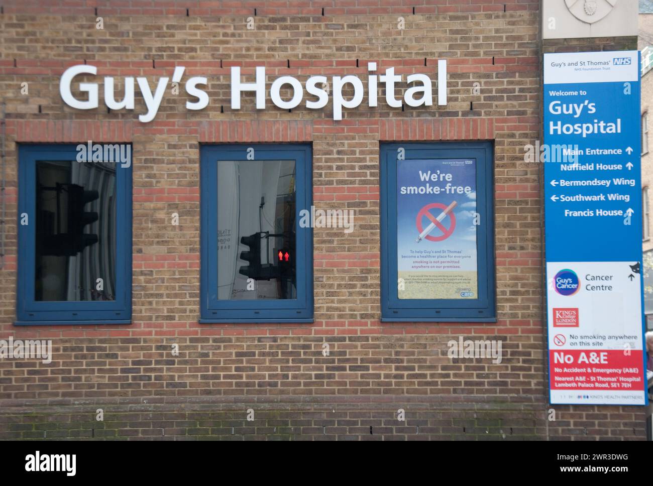 Guy's Hospital, Southwark, London, Großbritannien - Hinweistafeln, Lehrkrankenhaus, Wegbeschreibung für verschiedene Abschnitte des Krankenhauses. Stockfoto