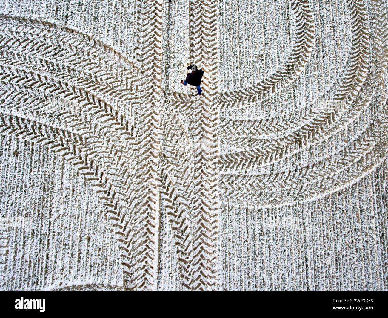 Auf einem schneebedeckten Feld sind Spuren von Traktorreifen zu sehen, 06.01.2017 Stockfoto