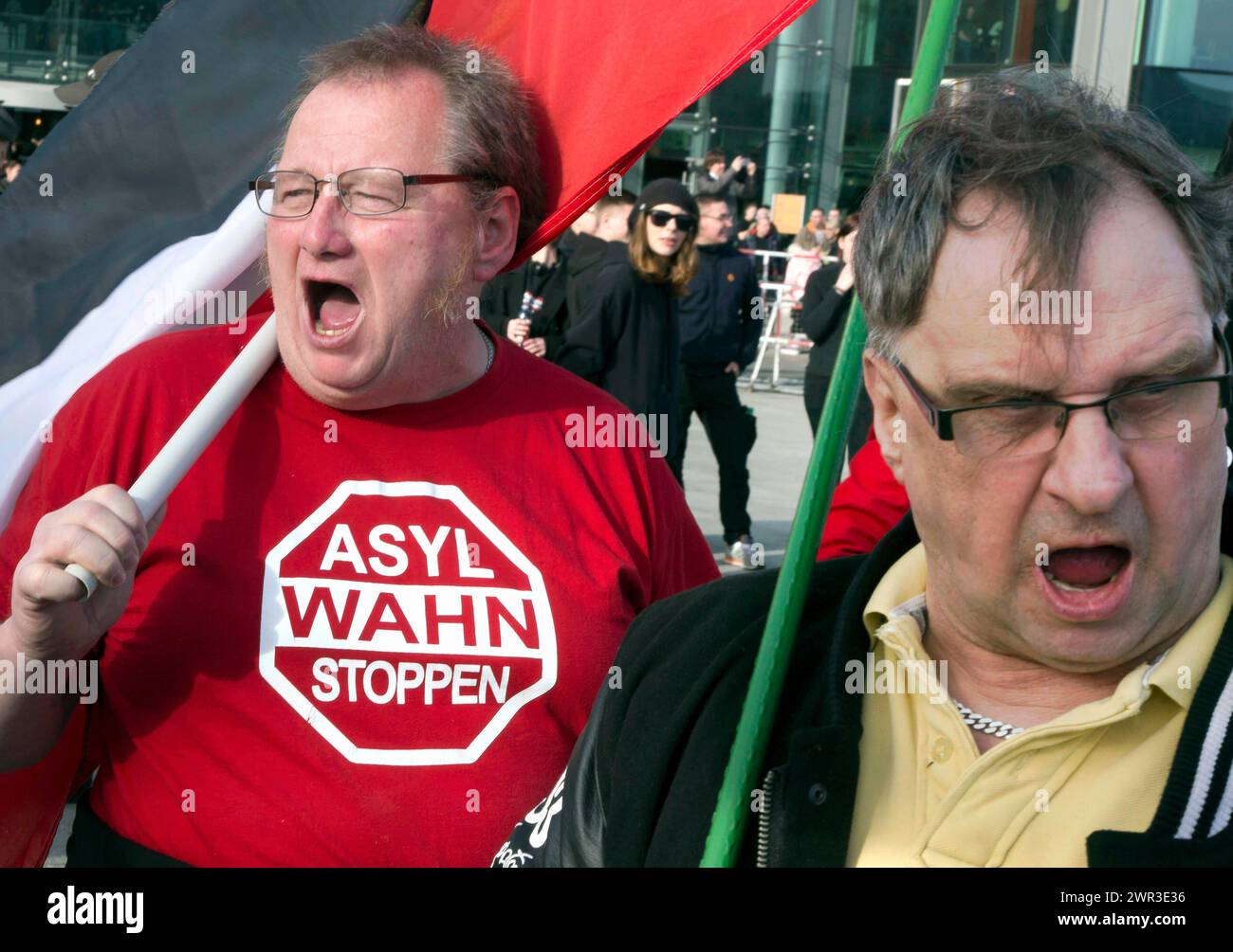 Ein Teilnehmer der Merkel muss weg-Demonstration trägt ein Hemd mit der Aufschrift Asylwahn stoppen . Demonstration durch Rechtspopulisten und Stockfoto