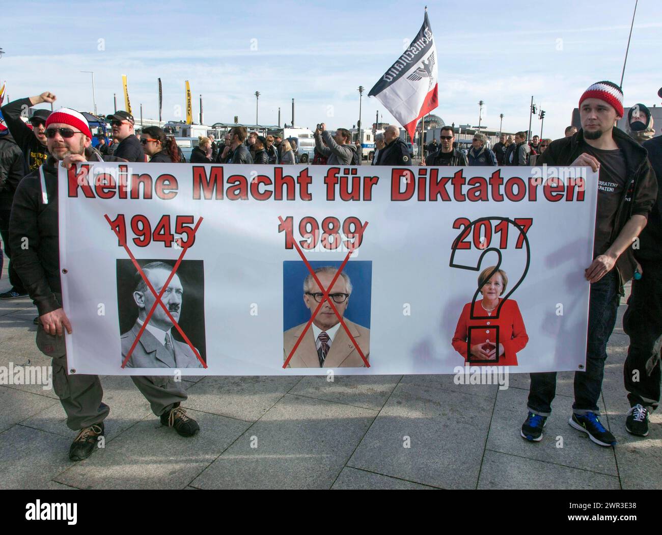 Die Teilnehmer der Merkel müssen Demo machen. Demonstration durch rechtspopulistische und rechtsextreme Teilnehmer, einschließlich Unterstützer der NPD Stockfoto