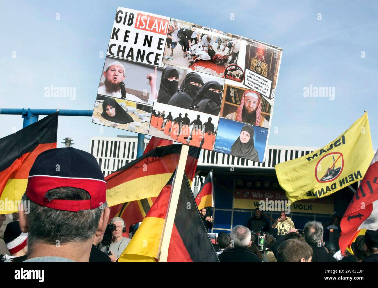 Ein Teilnehmer an der Demonstration Merkel muss weg hält ein Schild mit der Aufschrift Gib Islam keine Chance. Demonstration von Rechtspopulisten und Rechtspopulisten Stockfoto