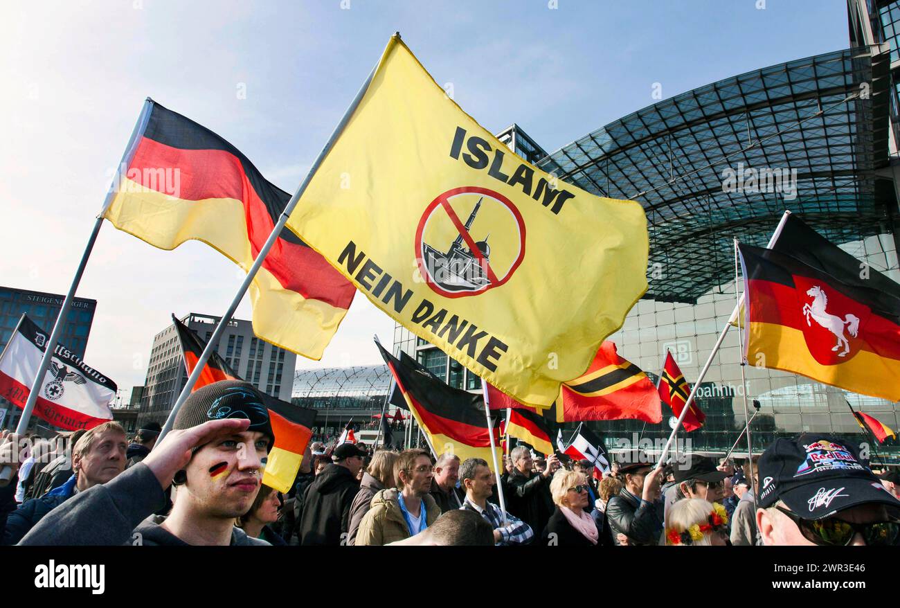 Ein Teilnehmer der Merkel muss weg Demonstration hält eine Flagge mit der Inschrift Islam nein Danke . Demonstration durch Rechtspopulisten und Stockfoto