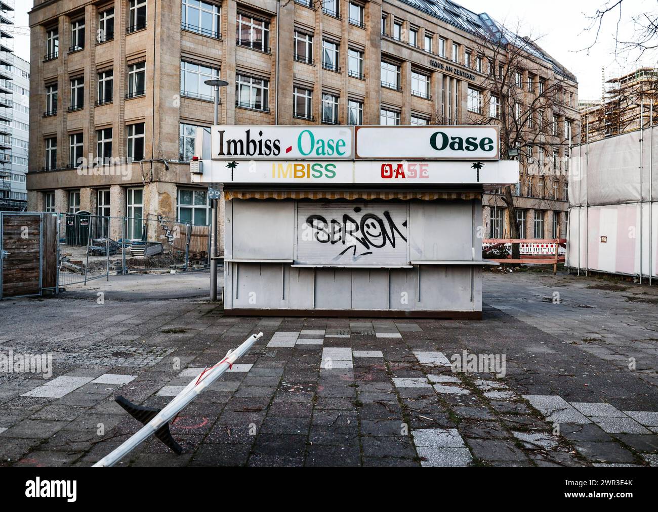 Eine andere Vorstellung von einer Oase. Die geschlossene, ikonische Snackbar Oase am Alexanderplatz, Berlin, 03/2024 steht auf einer Baustelle Stockfoto