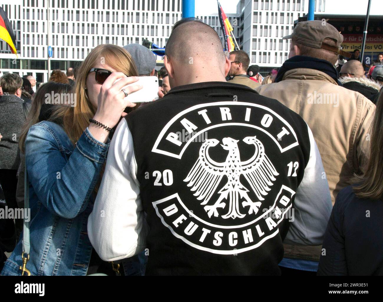 Ein Teilnehmer der Merkel muss weg Demonstration trägt eine Jacke mit der Aufschrift Patriot . Demonstration von Rechtspopulisten und Rechtsextremisten Stockfoto