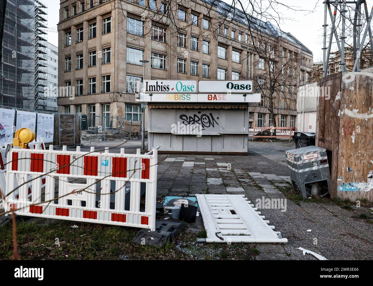 Eine andere Vorstellung von einer Oase. Die geschlossene, ikonische Snackbar Oase am Alexanderplatz, Berlin, 03/2024 steht auf einer Baustelle Stockfoto