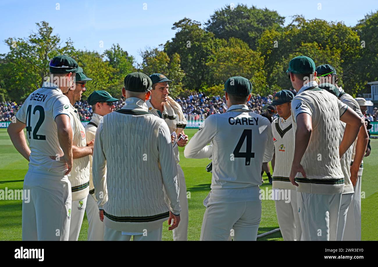 Christchurch, Neuseeland - 10. März 2024; Cricket - NZ vs Australia Test Match im Hagley Oval. Captain Pat Cummins gibt den Australiern ein Team Stockfoto