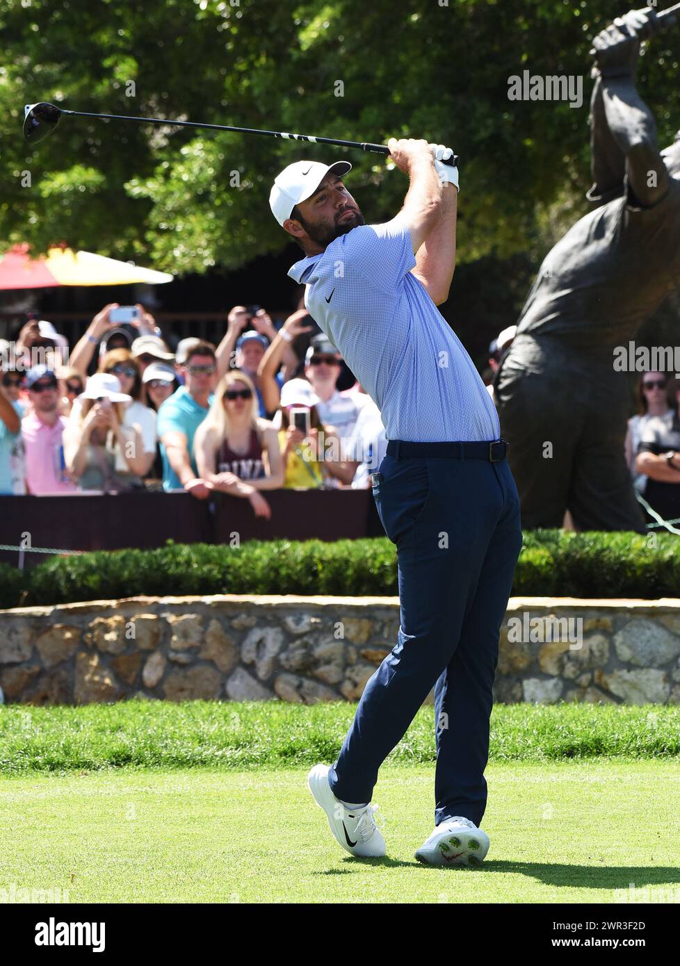 Orlando, Usa. März 2024. Scottie Scheffler aus den Vereinigten Staaten trifft in der letzten Runde des Arnold Palmer Invitational auf dem Arnold Palmer Bay Hill Golf Course in Orlando einen Abschlag auf das erste Loch. Scheffler gewann das Turnier mit einem fünf-Schuss-Sieg. Quelle: SOPA Images Limited/Alamy Live News Stockfoto