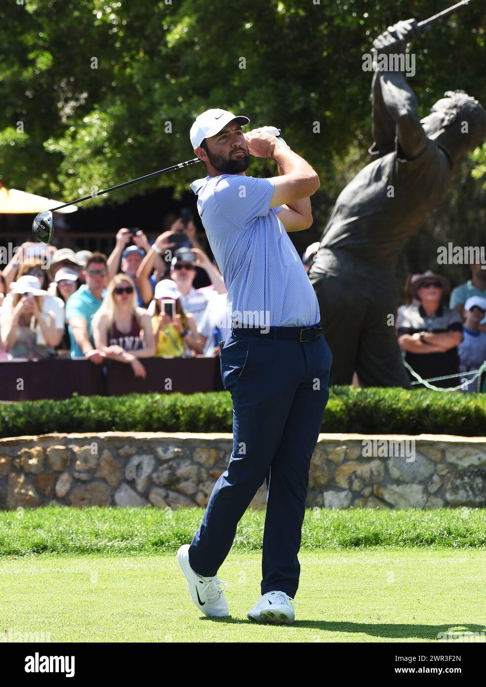 Orlando, Usa. März 2024. Scottie Scheffler aus den Vereinigten Staaten trifft in der letzten Runde des Arnold Palmer Invitational auf dem Arnold Palmer Bay Hill Golf Course in Orlando einen Abschlag auf das erste Loch. Scheffler gewann das Turnier mit einem fünf-Schuss-Sieg. Quelle: SOPA Images Limited/Alamy Live News Stockfoto
