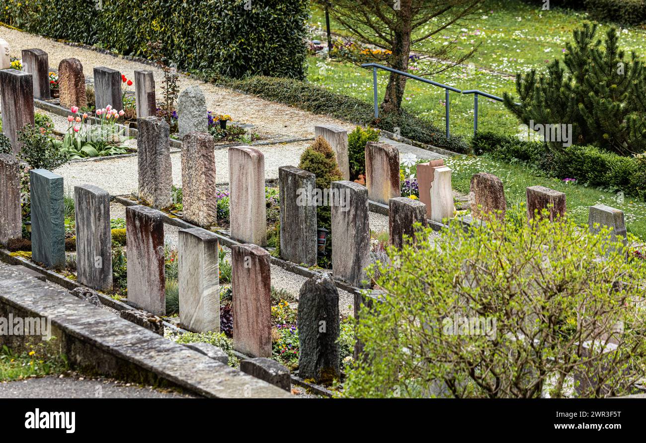 Der Friedhof der Gemeinde Rümlingen im Kanton Basel-Landschaft. Ein Grabstein steht nach dem anderen. (Rümlingen, Schweiz, 22.04.2023) Stockfoto