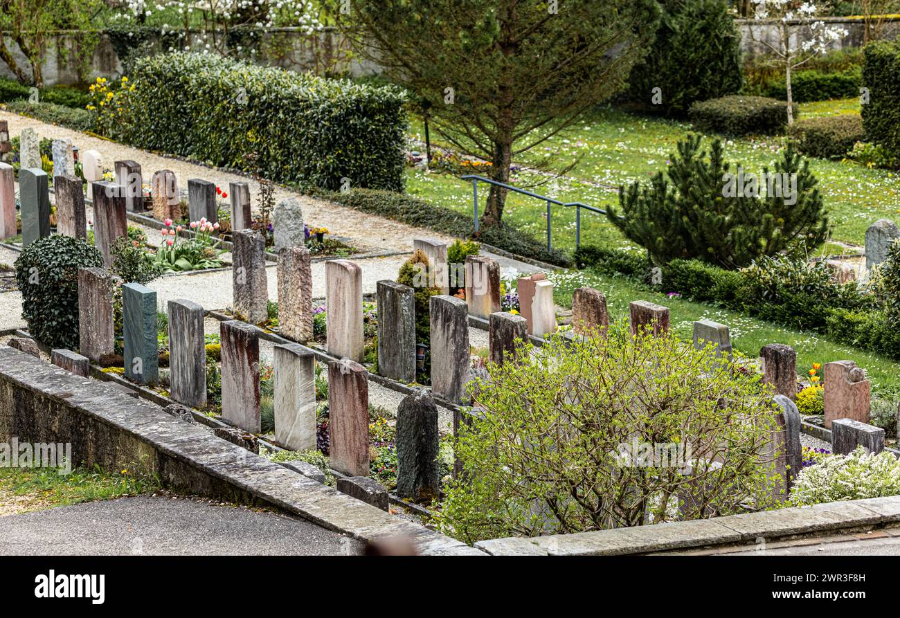 Der Friedhof der Gemeinde Rümlingen im Kanton Basel-Landschaft. Ein Grabstein steht nach dem anderen. (Rümlingen, Schweiz, 22.04.2023) Stockfoto