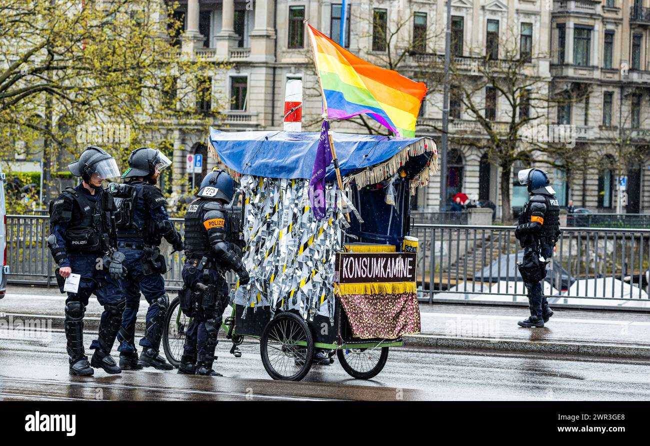 Polizisten der Stadtpolizei Zürich in Schutzausrüstung haben einen Wagen mit Fahrrad eines Demonstranten beschlagnahmt. (Zürich, Schweiz, 1. Mai 2023) Stockfoto