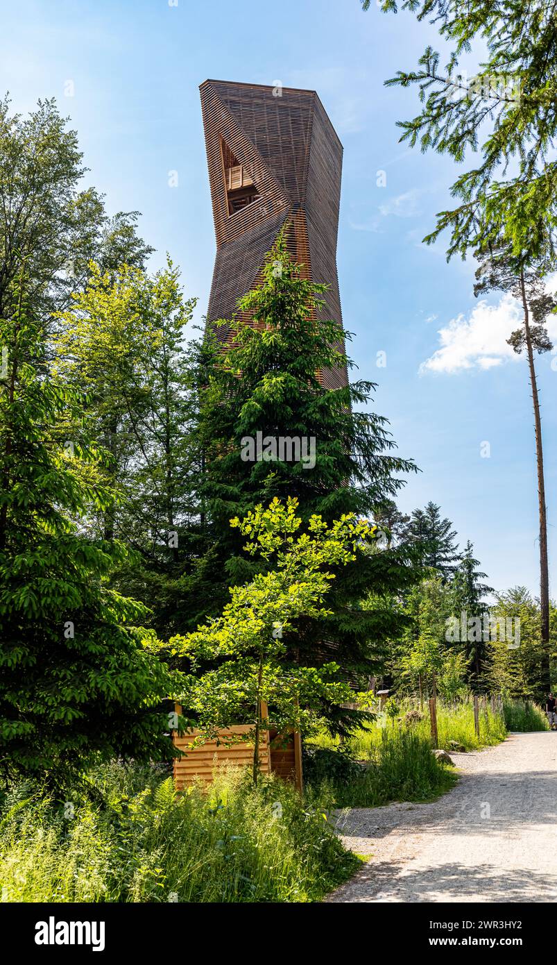 Der Hardwaldturm wurde 2022 gebaut und hat eine Höhe von 41,5 Meter. Er steht im Hardwald auf Gemeindegebiet der Gemeinde Dietlikon. (Dietlikon, Schwe Stockfoto