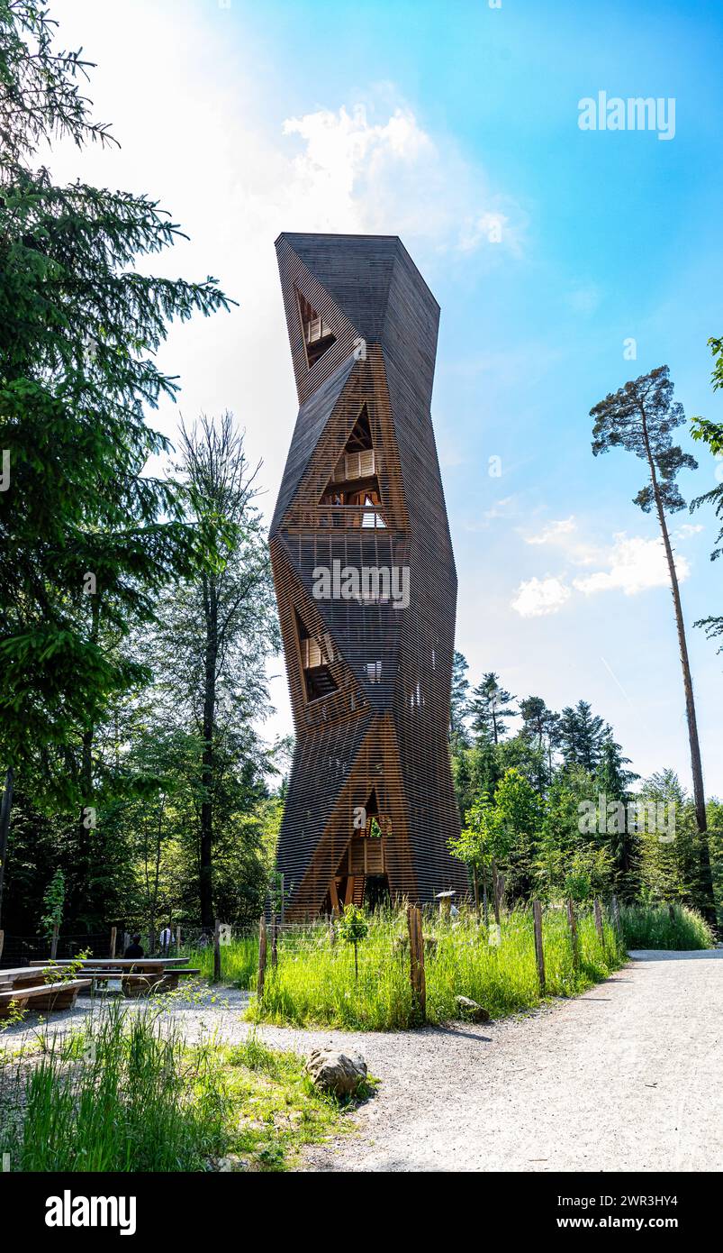 Der Hardwaldturm wurde 2022 gebaut und hat eine Höhe von 41,5 Meter. Er steht im Hardwald auf Gemeindegebiet der Gemeinde Dietlikon. (Dietlikon, Schwe Stockfoto