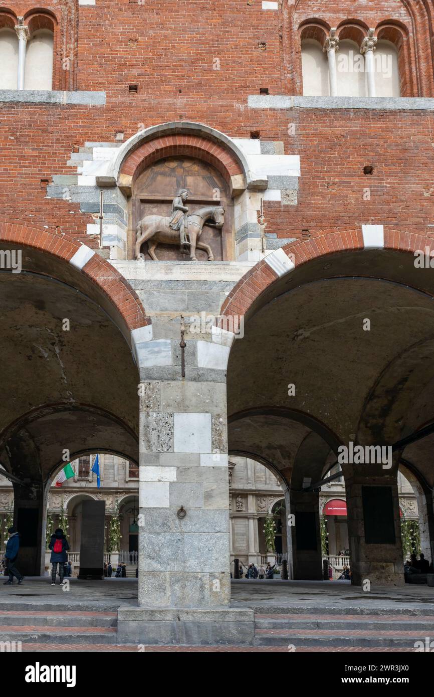 Mailand, Italien - 24. Februar 2024: Die malerische Piazza Mercanti in Mailand, Italien Stockfoto