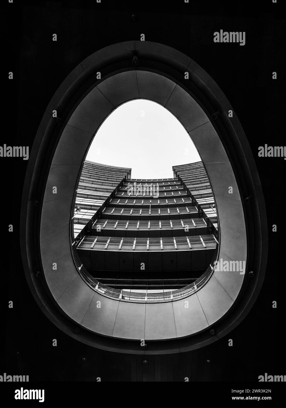 Architektonische Abstraktion auf der Piazza Gae Aulenti (Platz Gae Aulenti) in Mailand, Italien Stockfoto