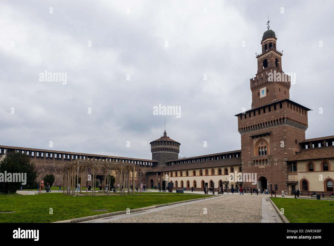 Mailand, Italien - 15. Februar 2024: Castello Sforzesco oder Schloss Sforza in Mailand, Italien. Riesige mittelalterliche Renaissance-Festung mit historischen Museen und Stockfoto