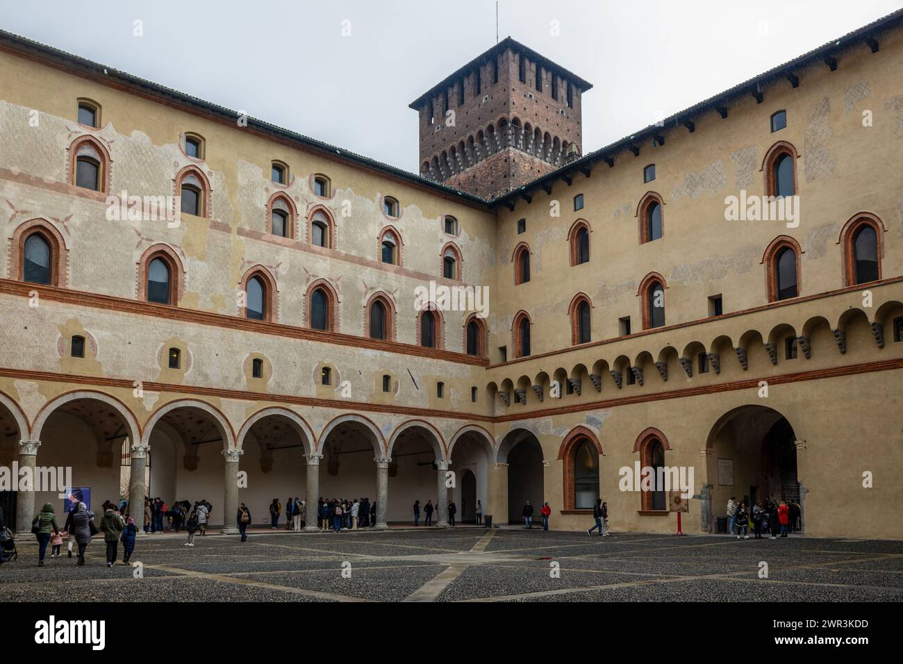 Mailand, Italien - 15. Februar 2024: Castello Sforzesco oder Schloss Sforza in Mailand, Italien. Riesige mittelalterliche Renaissance-Festung mit historischen Museen und Stockfoto