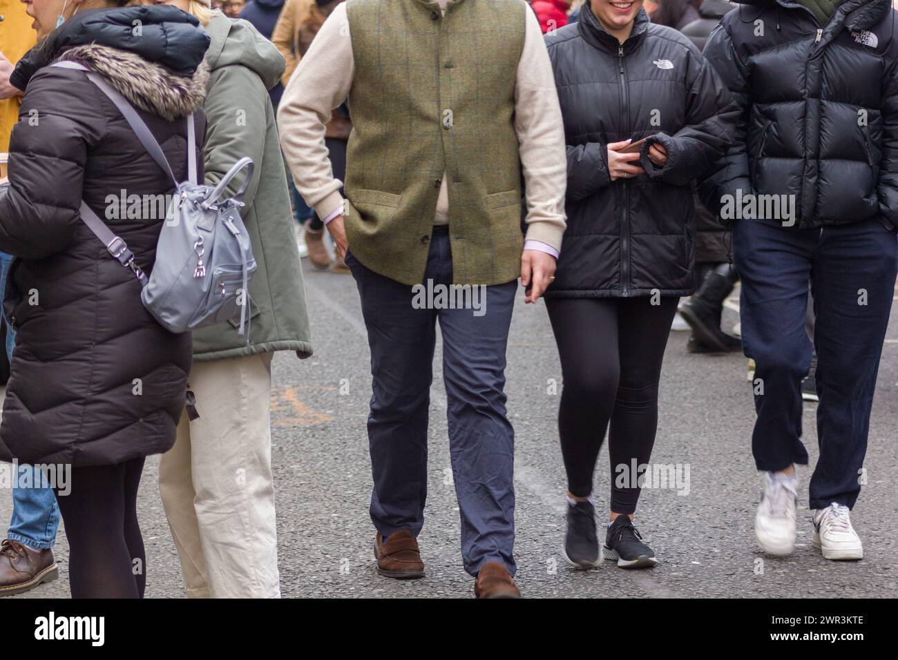 Shopper gehen entlang der Portobello Road in London Stockfoto