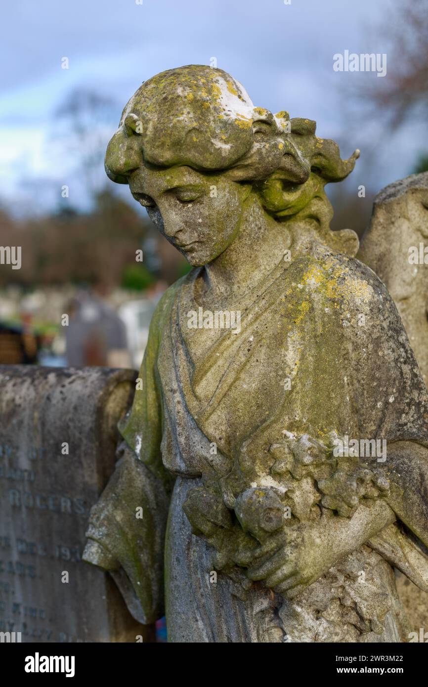 Schutzengel-Statue auf einem Friedhof Stockfoto
