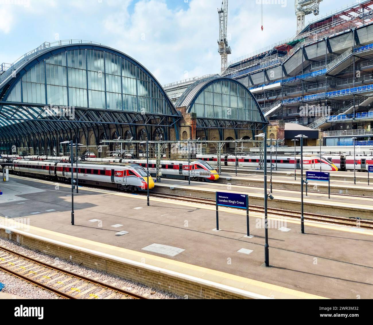 Bahnsteige und Züge an der Kings Cross Station Railway in London Stockfoto