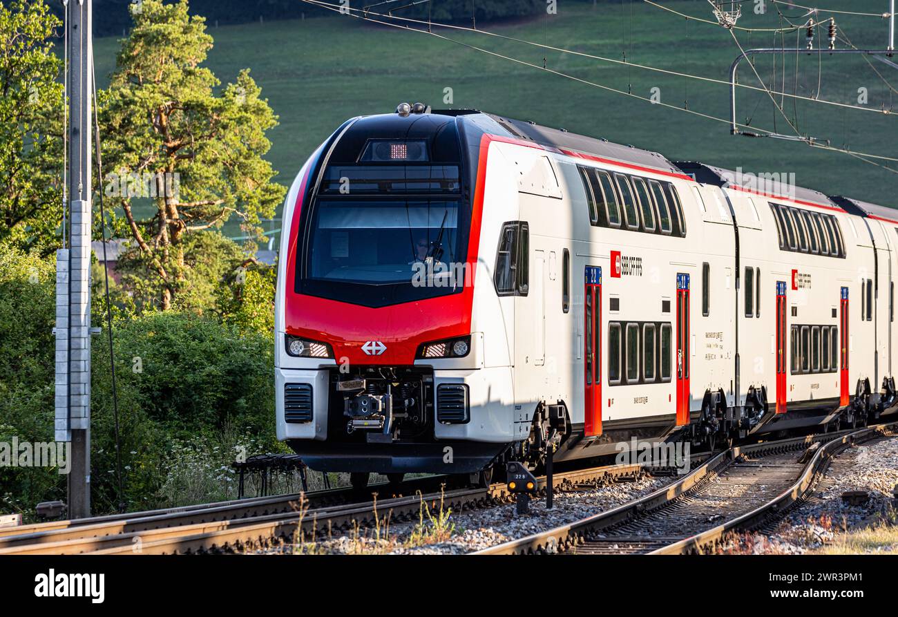 Ein neuer IR-Dosto ist gerade über das Rheinviadukt Eglisau gefahren. Sein Ziel der Bahnhof Schaffhausen. Der Interregio ist er seit kurzer Zeit auf d Stockfoto